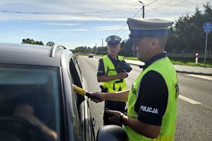 policjanci kontrolują trzeźwość kierującego