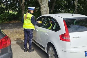 policjantka kontroluje trzeźwość kierującego