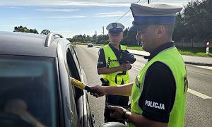 policjanci kontrolują trzeźwość kierującego