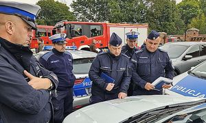 policjanci nad mapą