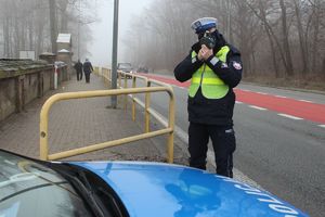 policjant mierzy prędkość jest mgła