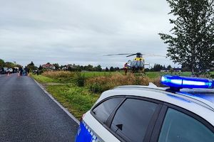 radiowóz, helikopter i pojazdy po wypadku