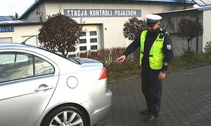 policjant ogląda światła pojazdu