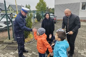 dzieci przybijają piątkę z policjantem