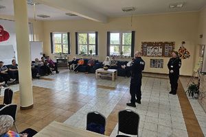 policjanci prowadzą prelekcję dla seniorów