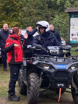 Członek WOPR rozmawia z Policjantem