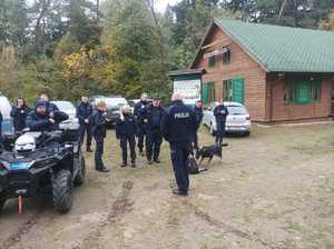 Policjanci stoją przy leśniczówce