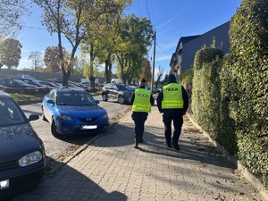 Policjanci patrolują rejon cmentarza