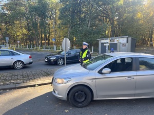 Policjant pilnuje porządku na drodze.