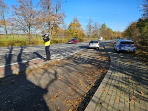 Policjant prowadzi kontrolę prędkości.