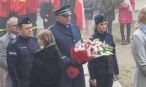 delegacja policjantów z kwiatami