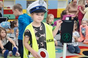 dziewczynka w policyjnej czapce i kamizelce policyjnej