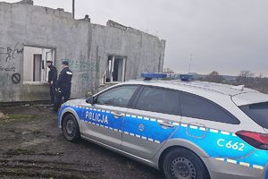 policjanci sprawdzają pustostan