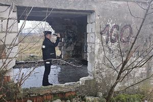 policjantka sprawdza pustostan