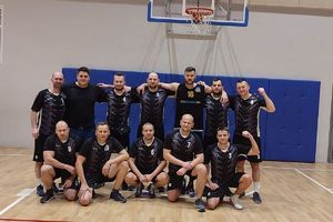 drużyna pod koszem na hali sportowej