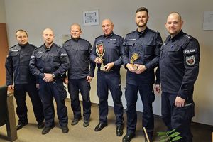 policjanci z komendantem powiatowym