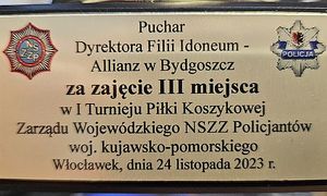 tabliczka pucharu z logiem Policji i ZSZZ Policjantów oraz z napisem: Puchar Dyrektora Filii Idoneum - Alianz w Bydgoszcz za zajęcie III miejsca w I Turnieju Piłki Koszykowej Zarządu Wojewódzkiego ZSZZ Policjantów woj. Kujawsko-pomorskiego Włocławek, dnia 24 listopada 2023 r.