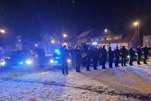 policjanci oddają honory , wyją syreny radiowozów