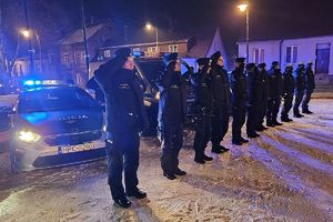 policjanci oddają honory , wyją syreny radiowozów