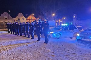 policjanci oddają honory , wyją syreny radiowozów