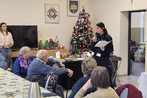 policjantka rozmawia z seniorami