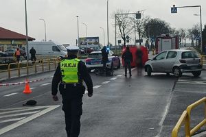 policjant, pojazdy , parawan na miejscu zdarzenia