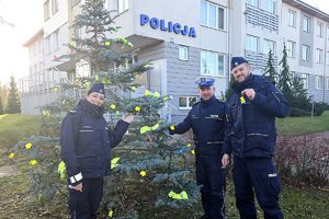 policjanci przystrajają choinkę odblaskami