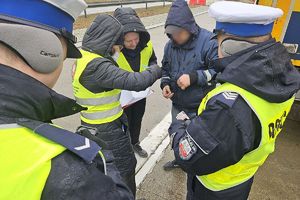 policjanci z inspektorami ochrony środowiska sprawdzają dokumenty kierującego
