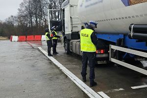 policjanci z inspektorami ochrony środowiska kontrolują pojazdy ciężarowe