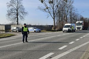 policjanci kontrolują trzeźwość kierujących