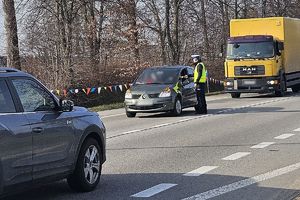 policjanci kontrolują trzeźwość kierujących