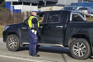 policjanci kontrolują trzeźwość kierujących