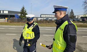 policjanci z urządzeniami pomiarowymi