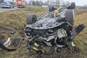 auto po kolizji leżące na dachu