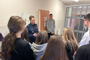 policjantka rozmawia z uczniami