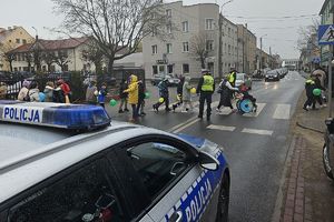 policjanci wstrzymali ruch w rejonie przejścia dla pieszych i przepuszczają kolorowy pochód