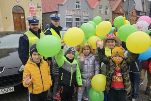 dzieci z kolorowymi balonami przy policjantach