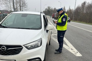 policjant przeprowadza kontrolę drogową kierującego