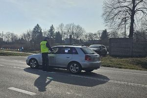 policjant sprawdza trzeźwość kierowcy osobówki