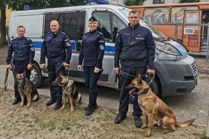policjanci przewodnicy psów służbowych ze swoimi podopiecznymi
