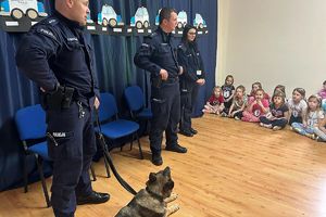 policjanci opowiadają dzieciom o pracy z psem