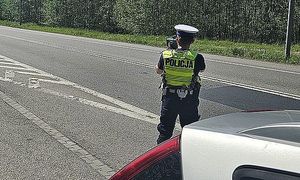 policjant z fotoradarem