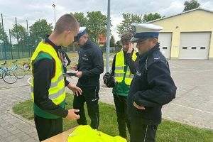 uczniowie i policjanci przed rozpoczęciem toru przeszkód