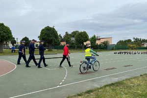 policjanci kontrolują pokonanie toru przeszkód przez zawodników