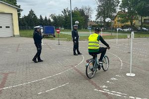 policjanci kontrolują pokonanie toru przeszkód przez zawodników