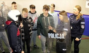 policjantki z uczniami