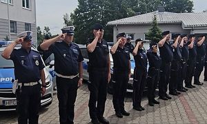 policjanci oddają honor poległemu