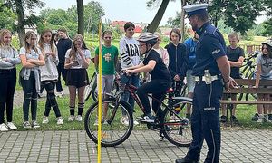 policjant sprawdza poprawność pokonania toru przeszkód przez ucznia