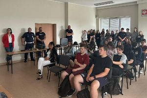 policjanci i przybyli goście