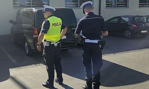 policjanci na parkingu